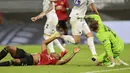 Penjaga gawang Copenhagen Karl-Johan Johnsson (kanan) bereaksi setelah pemain Manchester United Anthony Martial dilanggar dalam kotak penalti pada perempat final Liga Europa di Cologne, Jerman, Senin (10/8/2020). Manchester United menang 1-0. (Wolfgang Rattay/Pool via AP)