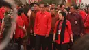 Presiden Jokowi didampingi Ketum PDIP Megawati Soekarnoputri saat menghadiri Rakornas Tiga Pilar PDI Perjuangan di ICE BSD, Tangerang Selatan, Sabtu (16/12). (Liputan6.com/Angga Yuniar)