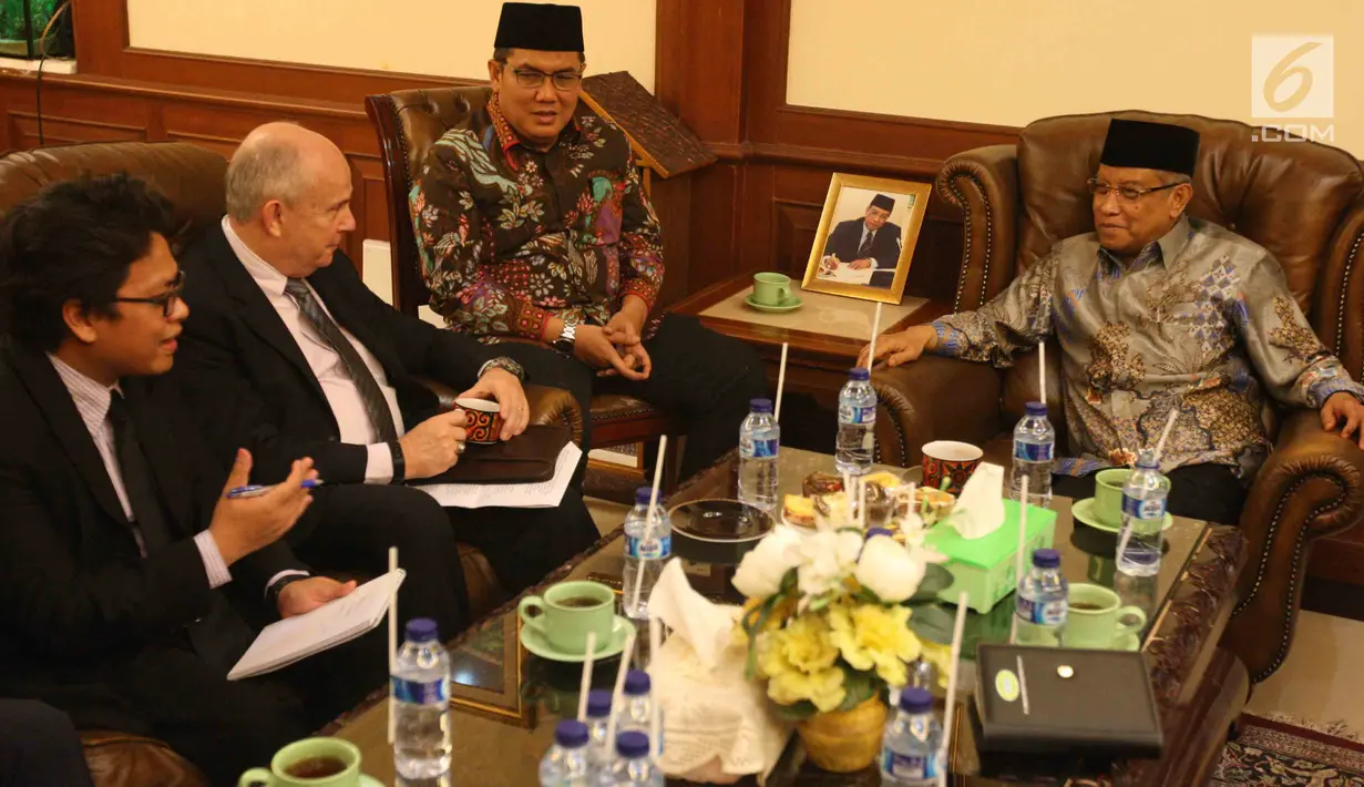 Duta Besar Amerika Serikat untuk Indonesia, Joseph Donovan berbincang dengan Ketua Umum PBNU, KH Said Aqil Siradj (kanan) saat kunjungannya ke Kantor PBNU di Jakarta, Senin (26/3). (Liputan6.com/Angga Yuniar)