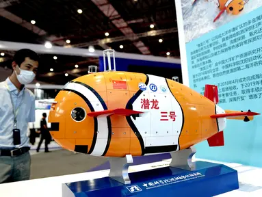 Model kapal selam Qianlong 3 di Pameran Industri Internasional China (China International Industry Fair/CIIF) ke-22 di Shanghai, China timur (15/9/2020). Ajang CIIF ke-22 digelar di Pusat Pameran dan Konvensi Nasional di Shanghai mulai Selasa (15/9). (Xinhua/Zhang Jiansong)