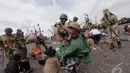 Dalam pameran alutsista tersebut digambarkan tentara Belanda menganiaya bangsa Indonesia, Jakarta, Jumat (12/12/2014) (Liputan6.com/Faizal Fanani)
