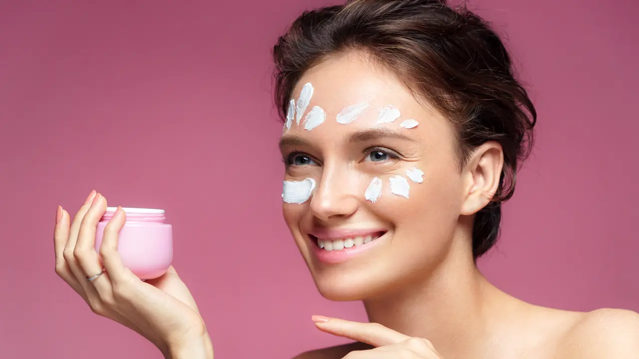 7 Produk Perawatan Wajah Malam Hari untuk Kulit Cerah di Pagi Hari / Image: Shutterstock