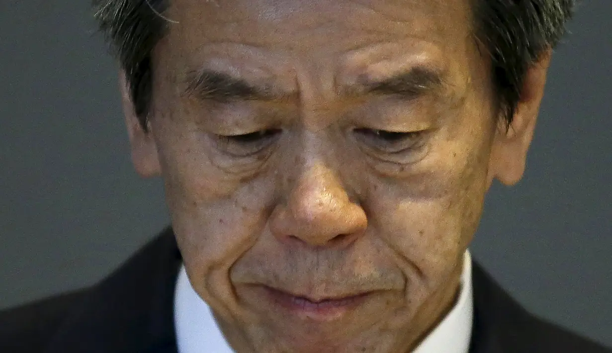 Ekspresi Presiden Toshiba Hisao Tanaka saat konferensi pers pengunduran dirinya di Tokyo, Selasa (21/7/2015). Tim peneliti menemukan penyimpangan pencatatan keuntungan perusahaan yang dilakukan Tanaka dari tahun 2008. (Reuters/Thomas Peter)