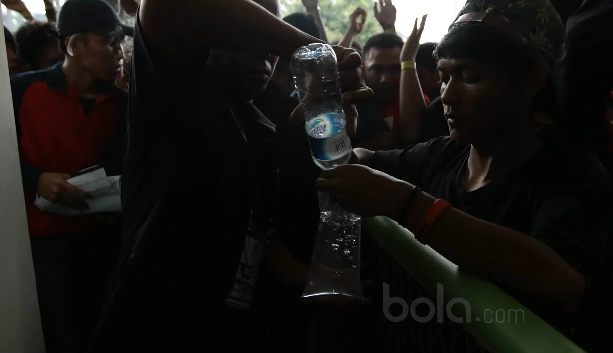 Petugas keamanan mengeluarkan botol minum yang dibawa The Jakmania di Stadion Patriot, Bekasi, Kamis (4/5/2017). The Jakmania hadir untuk mendukung Persija Jakarta melawan Madura United. (Bola.com/Nicklas Hanoatubun)