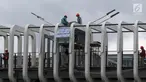 Pekerja melakukan pengerjaan revitalisasi Jembatan Penyeberangan Orang (JPO) Ratu Plaza, Jakarta, Jumat (28/12). JPO Ratu Plaza masuk dalam proses revitalisasi dan ditargetkan selesai pada akhir Desember 2018. (Liputan6.com/JohanTallo)