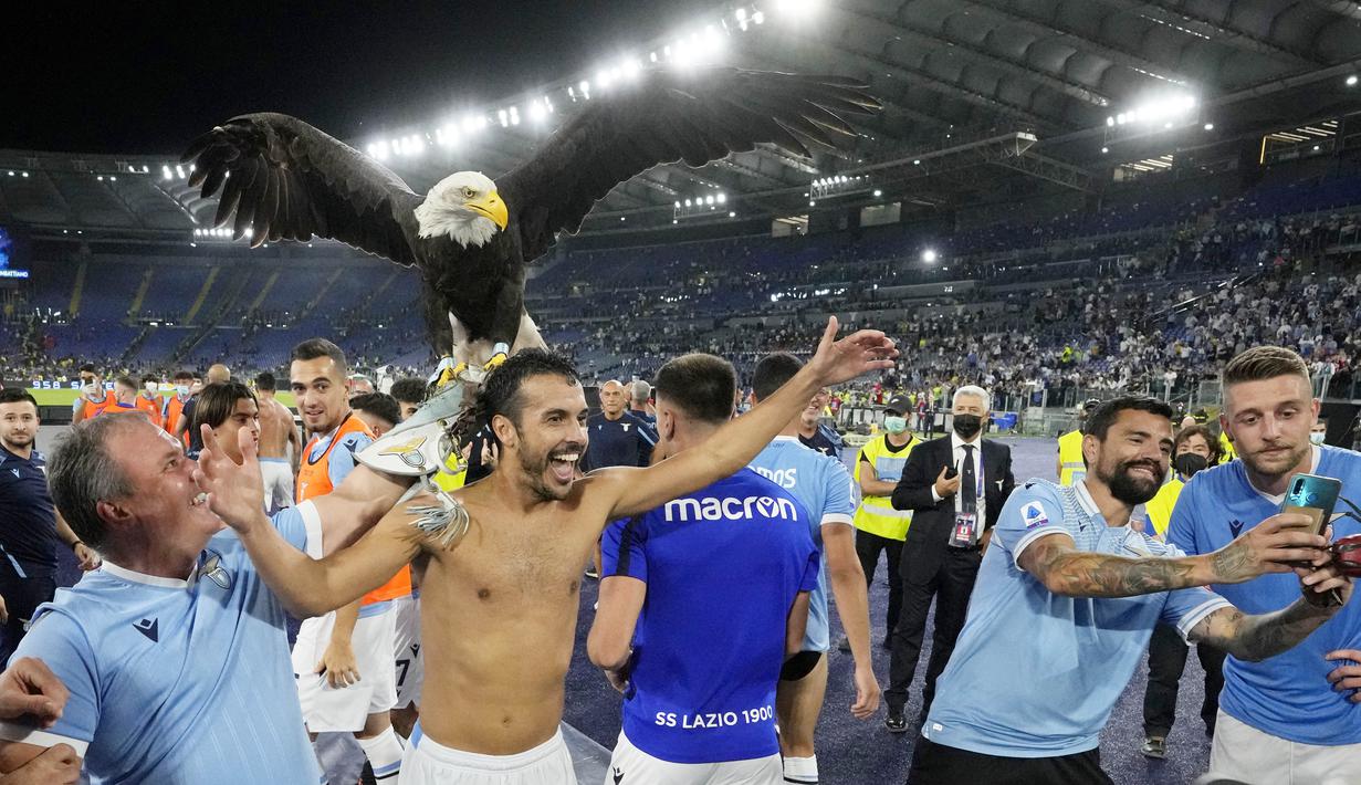 Kemenangan ini membawa Lazio pun kini naik ke posisi enam dengan 11 poin dari enam laga. Sementara AS Roma tertahan di urutan empat dengan 12 poin. (AP/Andrew Medichini)