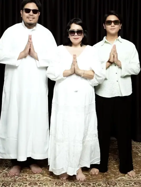 Iqbaal kali ini merayakan Lebaran di Australia, diketahui ia pun sedang berkuliah di sana. Iqbaal tampil mengenakan kemeja warna hijau sage. Credit: Instagram @iqbaal.e