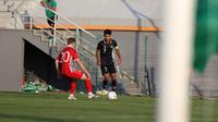 Gelandang serang Timnas Indonesia U-20, Marselino Ferdinan mencoba melewati pemain belakang Moldova U-20 pada laga uji coba yang berlangsung di Emirhan Stadium Side, Turki, Jumat (4/11/2022) (Dok. PSSI)