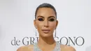 Kim Kardashian ketika menghadiri pesta Grisogono Cannes disela Festival Film Cannes 2016 di Prancis, Selasa (17/5). Rambut Kim Kardashian dibuat sleek untuk membuat tampilan seimbang dengan glamournya bagian payet di gaun. (Jean Christophe MAGNENET/AFP)