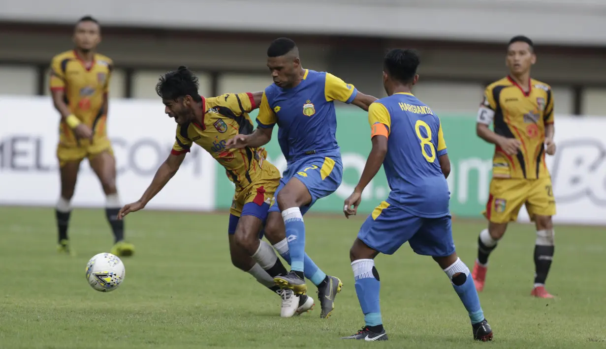Gelandang Mitra Kukar, Syahroni, berebut bola dengan gelandang Bhayangkara FC, Vendry Mofu, pada laga Piala Presiden 2019 di Stadion Patriot, Jawa Barat, Senin (11/3). Bhayangkara FC menang 2-1 atas Mitra Kukar. (Bola.com/M Iqbal Ichsan)