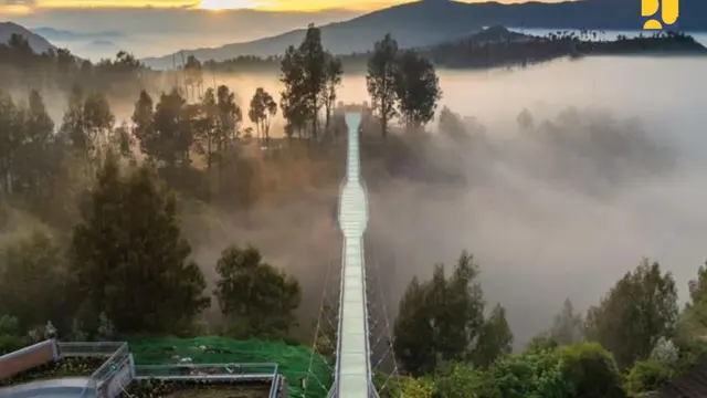 Kementerian PUPR tengah merampungkan pembangunan jembatan kaca yang diklaim akan jadi ikon pariwisata baru kawasan Bromo.