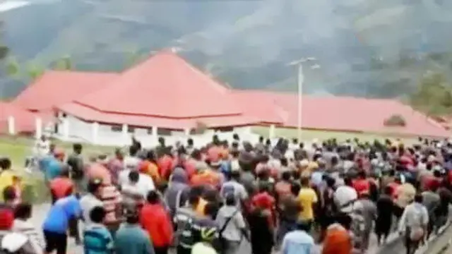 Ribuan massa pendukung pasangan nomor urut 3, Jon Tabo - Barnabas Weya, berjalan kaki mendatangi Kantor KPUD Kabupaten Tolikara, Papua. Mere