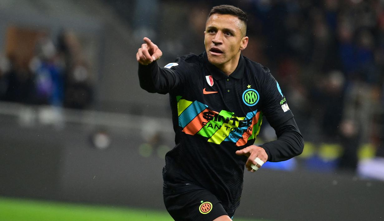 Selebrasi striker Inter Milan, Alexis Sanchez setelah menjebol gawang Empoli pada laga Liga Italia 2021/2022 di San Siro Stadium, Milan (6/5/2022). Setelah dua musim tampil melempem bersama Manchester United pada 2017/2018 dan 2018/2019, Alexis Sanchez hijrah ke Inter Milan dengan status pinjaman pada 2019/2020. Saat akhirnya dilepas gratis MU ke Inter pada 2020/2021, ia berjasa membawa Inter menjuarai Serie A. (AFP/Miguel Medina)