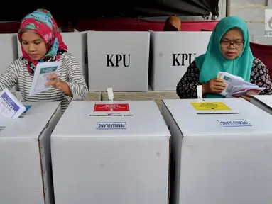Warga memasukkan surat suara saat pemungutan ulang Pemilu 2019 di TPS 71 Kelurahan Cempaka Putih, Kecamatan Ciputat Timur, Tangerang Selatan, Rabu (24/4). Pencoblosan ulang dilakukan lantaran ditemukannya pelanggaran oleh Bawaslu saat pemilu serentak pada 17 April 2019 lalu (merdeka.com/Arie Basuki)