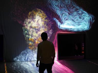 Seorang pengunjung menjelajahi Beyond Van Gogh, pameran virtual lukisan Vincent Van Gogh di Lima, Peru, 4 Maret 2022. (AP Photo/Martin Mejia)