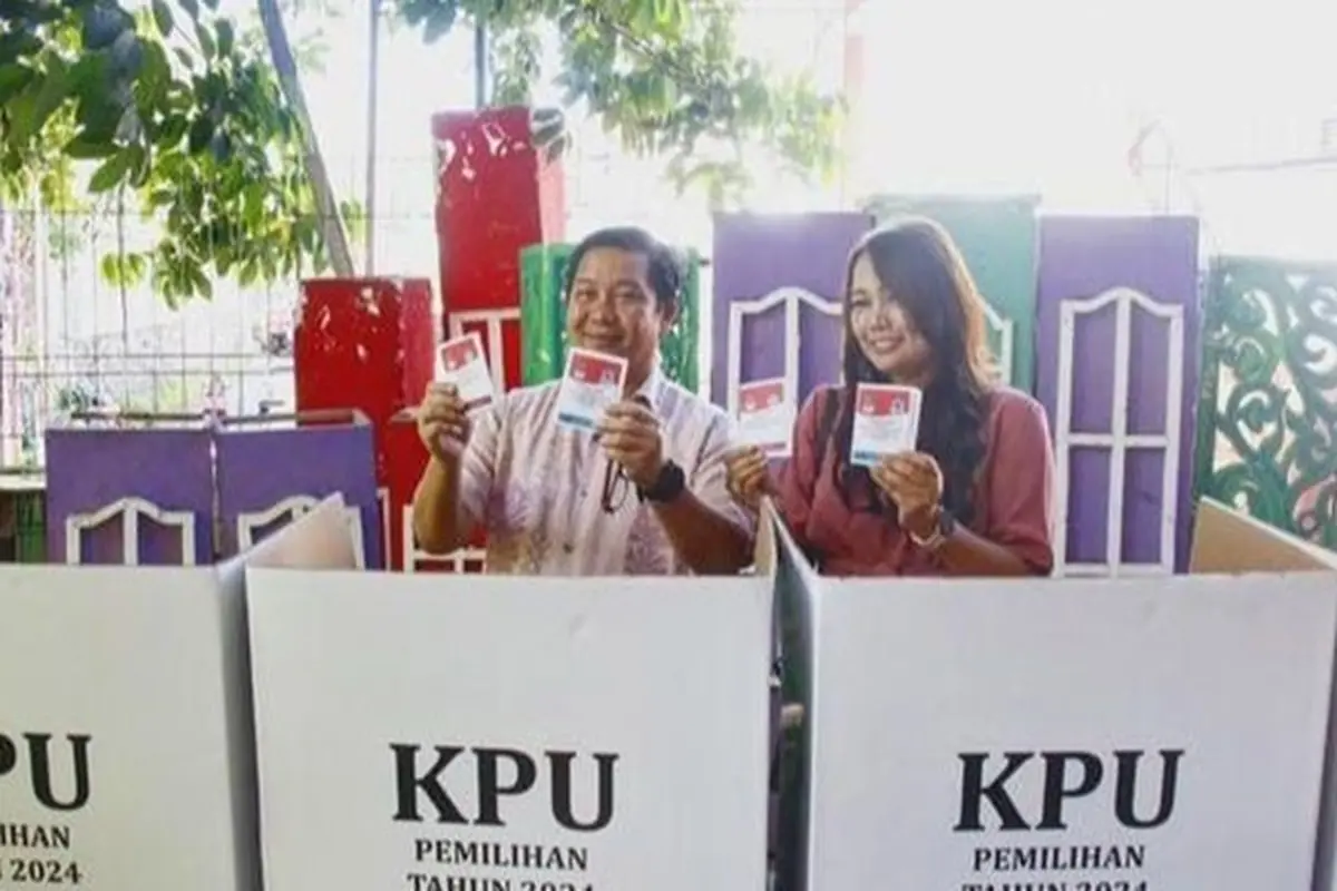 Steven Kandouw dan Istri Nyoblos di TPS 05 Tanjung Batu