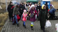 Pengungsi, sebagian besar wanita dan anak-anak, tiba di perbatasan di Medyka, Polandia, Sabtu (5/3/2022). Mereka melarikan diri dari invasi Rusia di Ukraina. (AP Photo/Markus Schreiber)