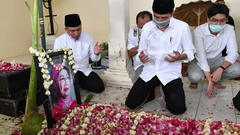 Presiden Jokowi berdoa di samping makam sang ibu