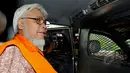 Suroso Atmo Martoyo saat berada di dalam mobil tahanan KPK usai menjalani pemeriksaan oleh penyidik di Gedung KPK, Jakarta, Selasa (26/05/2015). Suroso terlibat kasus suap pembelian tetra ethyl lead (TEL). (Liputan6.com/Andrian M Tunay)