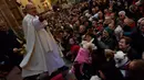 Imam besar, Santiago Fulero memberkati para hewan peliharaan pada peringatan Hari santo Antonius di gereja Saint Pablo, Spanyol, Rabu (17/1). Gereja merayakan secara besar-besaran sepanjang hari untuk menghormati Santo Antonius. (AP/Alvaro Barrientos)