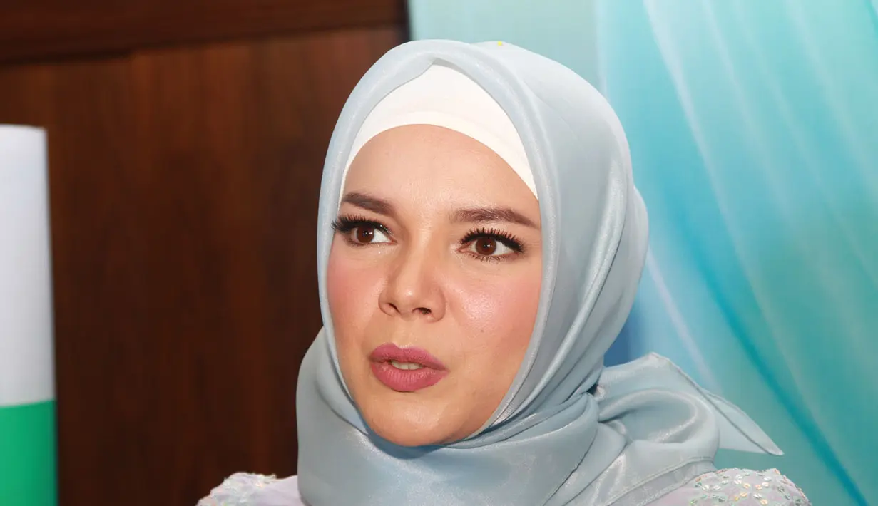 Dewi Sandra mengaku lebih senang memanfaatkan waktu bersama keluarga besar suaminya. Bisa bersenda gurau dengan keponakan atau sepupunya yang berkumpul di rumah mertua. (Nurwahyunan/Bintang.com)