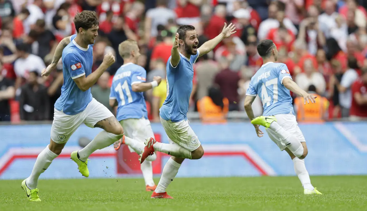 Para pemain Manchester City berlari merayakan kemenangan timnya melawan Livepool pada pertandingan piala Community Shield 2019  di stadion Wembley, London, Inggris (4/8/2019). Manchester City menang adu penalti atas Liverpool 4-5 (1-1). (AP Photo/Kirsty Wigglesworth)