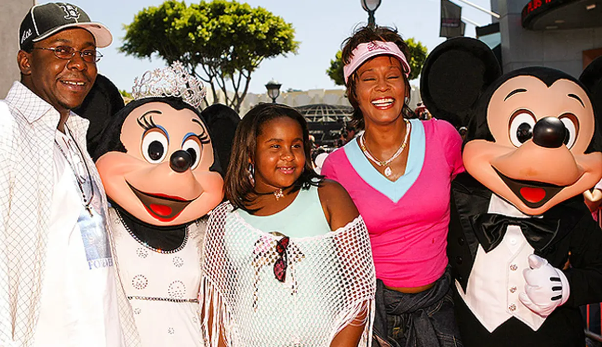 Whitney Houston, Kristina Brown, dan Bobby Brown liburan di Disneyland California. (via People.com)