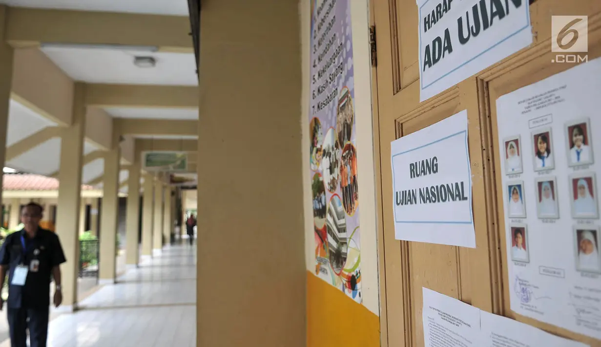Guru pengawas saat melintas di depan ruang UNKP di SLB Negeri 7 Jakarta, Selasa (24/4). Lima di antara peserta merupakan siswa SLB Negeri 7. (Merdeka.com/Iqbal Nugroho)