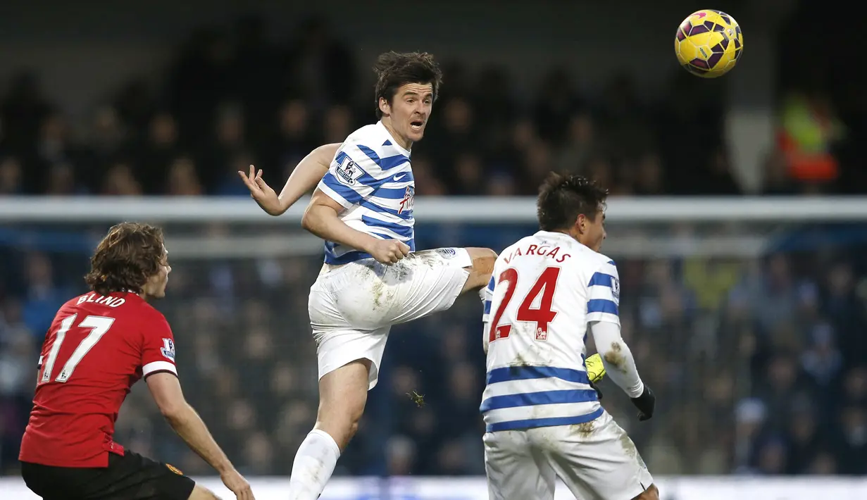 Joey Barton. Gelandang Inggris yang kini berusia 39 tahun dan telah pensiun pada Juni 2018 bersama Burnley ini pernah membela Queens Park Rangers selama 1 musim pada 2011/2012 setelah sebelumnya berseragam Newcastle United. West Ham United pun tertarik mendatangkannya pada awal musim 2012/2013, namun proses transfernya gagal akibat adaya penolakan dari para fans The Hammers yang menganggap sang pemain penuh dengan rekam jejak negatif kala memperkuat Newcastle United. Saat ini Joey Barton menjabat sebagai manajer tim Bristol Rovers sejak Februari 2021. (AFP/Adrian Dennis)