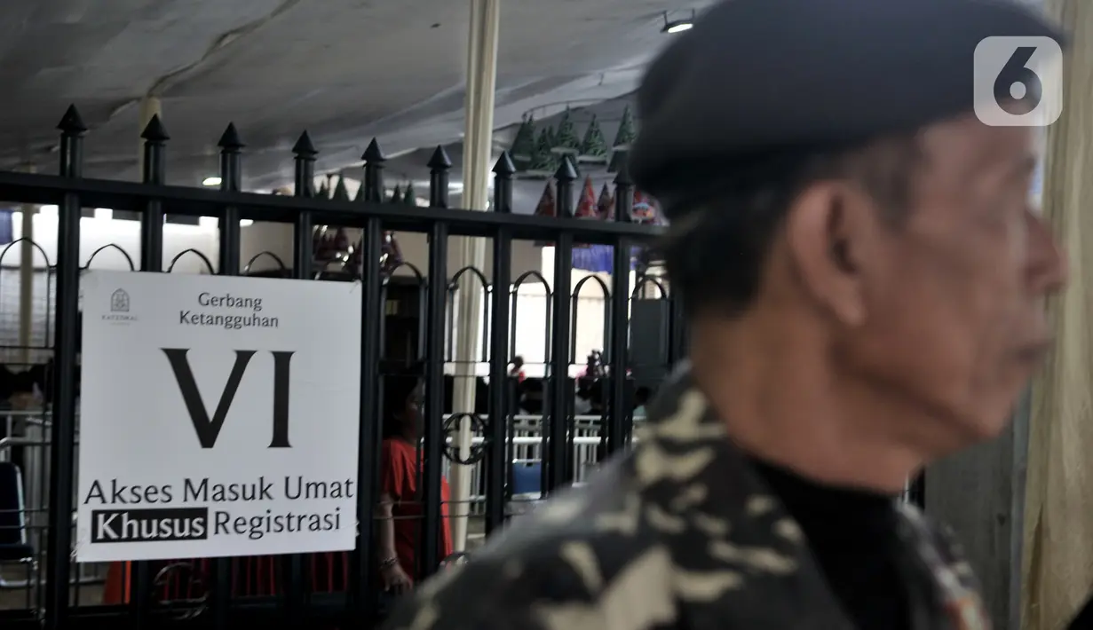Barisan Ansor Serbaguna Nahdlatul Ulama (Banser NU) melakukan pengamanan misa Natal di Gereja Katedral, Jakarta, Rabu (25/12/2019). Puluhan personel Banser NU dikerahkan oleh GP Ansor untuk membantu pengamanan di Gereja Katedral Jakarta pada perayaan Natal 2019. (merdeka.com/Iqbal S Nugroho)