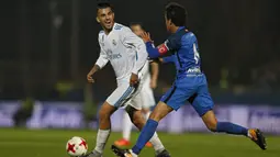 Gelandang Real Madrid, Daniel Ceballos, berusaha melewati gelandang Fuenlabrada, Luis Milla, pada laga Copa del Rey di Stadion Fernando Torres, Madrid, Kamis (26/10/2017). Fuenlabrada kalah 0-2 dari Madrid. (AP/Francisco Seco)