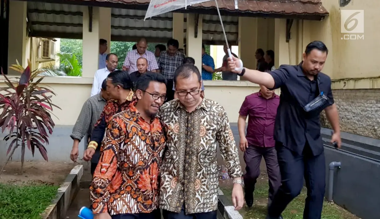 Wali Kota Makassar Mohammad Ramdhan Pomanto alias Danny Pomanto (kanan) didampingi pengacaranya saat menghadiri pemeriksaan Dit Reskrimsus Polda Sulsel, Kamis (21/6). Pemeriksaan ini dilakukan di hari pertama kerja setelah cuti Lebaran. (Liputan6.com/HO)