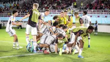 Selebrasi para pemain Timnas Jerman U-17 setelah Noah Darvich mencetak gol kedua ke gawang Timnas Prancis U-17 pada laga final Piala Dunia U-17 2023 di Stadion Manahan, Solo, Sabtu (2/12/2023). (Bola.com/Bagaskara Lazuardi)