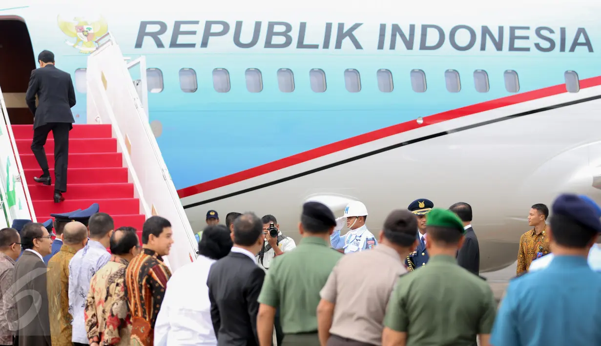 Presiden Jokowi memasuki pesawat kepresidenan di Bandara Halim Perdanakusuma, Jakarta, Jumat (11/9). Jokowi melaksanakan kunjungan kerja ke Arab Saudi, Qatar,dan Uni Emirat Arab untuk pembicaraan kerja sama di bidang ekonomi. (Liputan6.com/Faizal Fanani)