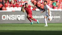 Pemain Timnas Indonesia, Yakob Sayuri (kiri) dan pemain Vietnam, Bui Tien Dung mengejar bola saat menghadapi Vietnam dalam laga leg pertama babak semifinal Piala AFF 2022 di Stadion Utama Gelora Bung Karno (SUGBK), Jumat (6/1/2023) sore WIB. (Bola.com/Bagaskara Lazuardi)