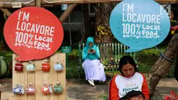 Sejumlah produk dipamerkan dalam Festival Panen Raya Nusantara di Taman Menteng, Jakarta, Jumat (13/10). Festival ini diadakan hingga 15 Oktober mendatang. (Liputan6.com/Angga Yunair)