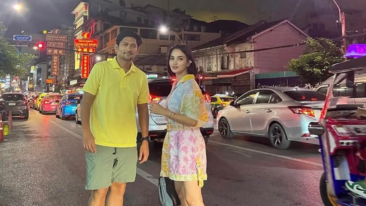 7 Gaya Stylish Ririn Ekawati Liburan di Thailand, Tampil Kekinian bak ABG di Usia 39 Tahun