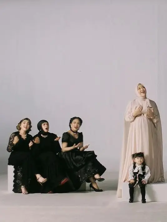 Yang tidak kalah mencuri perhatian adalah penampilan baby Ameena. Anak pertama Aurel dan Atta itu mengenakan outfit hitam putih dengan rambut kuncir rapi. Pada bulan November tahun ini, Ameena akan memiliki adik perempuan. [Instagram/ashanty_ash]