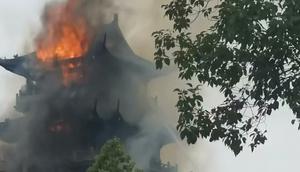 Gedung Suci Paviliun Wenchang terbakar pada 12 November 2025 (dok. Tangkapan layar X/https://x.com/Diario_D21/status/1989369263539544317?t=oQxULZ6RG2otS7VsAY4WYg&s=19/faqihnuriman)