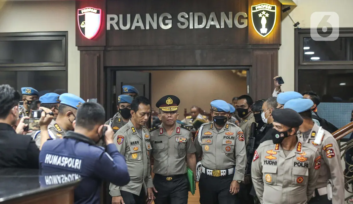 Mantan Kadiv Propam Irjen Ferdy Sambo  usai menjalani sidang kode etik di Gedung TNCC Mabes Polri, Jakarta, Jumat (26/8/2022). Irjen Ferdy Sambo resmi dipecat secara tidak hormat dari Polri. Keputusan dikeluarkan oleh Komisi Etik Profesi Polri (KEPP) pada Jumat (26/8/2022) dinihari WIB. (Liputan6.com/Faizal Fanani)