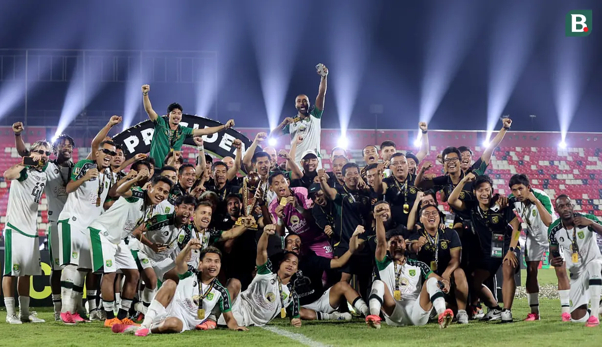 Para pemain, pelatih, dan ofisial Persebaya Surabaya berpose bersama trofi usai memastikan diri menjadi juara Piala Presiden 2026 di Stadion Kapten I Wayan Dipta, Gianyar, Bali, Kamis (6/8/2026). Bajul Ijo mengunci gelar perdana setelah mengalahkan Persib Bandung 6-5 lewat adu penalti usai bermain imbang 1-1 hingga babak tambahan waktu. (KapanLagi.com/Budy Santoso)