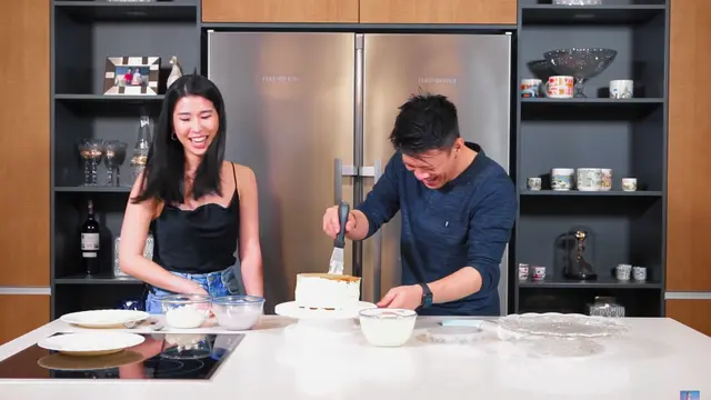 Cerita Christie yang Beri Tantangan kepada Ariel NOAH untuk Merias Kue.