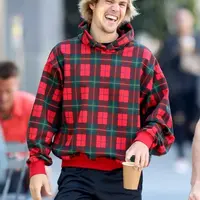 Justin Bieber enggan meladeni selfie dengan penggemar. Hal itu dikarenakan ia merasa seperti hewabn di kebun binatang. Ia ingin menikmati hidupnya. (BACKGRID/HollywoodLife)