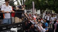 Pembalap Pertamina Enduro Racing Team, Marco Bezzhecchi, menyapa masyarakat saat Riders Parade di Kota Mataram. (ITDC)