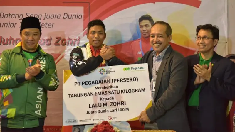 PT Pegadaian (Persero) memberikan 1 kilogram tabungan emas atau setara dengan Rp 600 juta kepada sprinter muda Indonesia Lalu Muhammad Zohri. (Dok Pegadaian)