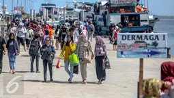 Terkait kejadian terbakar kapal Zahro Express yang mengangkut penumpang yang ingin berlibur ke Pulau Seribu, Kemenhub akan memperketat SOP keselamatan baik di Pelabuhan, Bandara dan Stasiun Kereta Api, Jakarta, Senin (2/1). (Liputan6.com/Faizal Fanani)