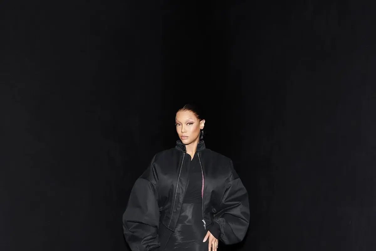 Tanpa Alis dan Rambut Kepang, Tyra Banks Nyaris Tak Dikenali Saat Hadiri Show Balenciaga Paris Fashion Week 2025