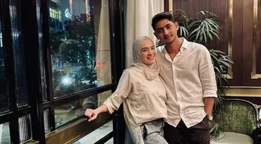 Arya Saloka pernah dituding berselingkuh dengan Amanda Manopo usai beredar video mesra keduanya pada April 2022. Namun kabar tersebut ditepis oleh Arya Saloka dan Putri Anne saat keduanya kompak unggah potret manis bareng buah hati di Instagram saat Lebaran Mei 2022. Pamer kemesraan, keduanya terlihat bersikap seperti isu perselingkuhan tersebut tidak pernah mencuat. (Liputan6.com/IG/@aryasaloka.putriannesaloka)