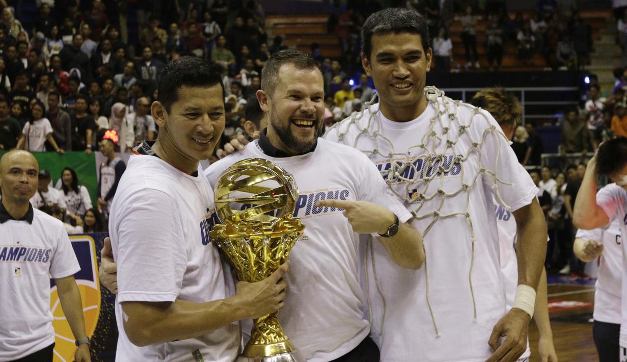 Pelatih Stapac Jakarta, Giedrius Zibenas, merayakan gelar juara usai mengalahkan Satria Muda Jakarta pada laga final IBL 2019  di C-Tra Arena, Bandung, Sabtu (23/3). Stapac menang 74-56 atas Satria Muda. (Bola.com/M Iqbal Ichsan)