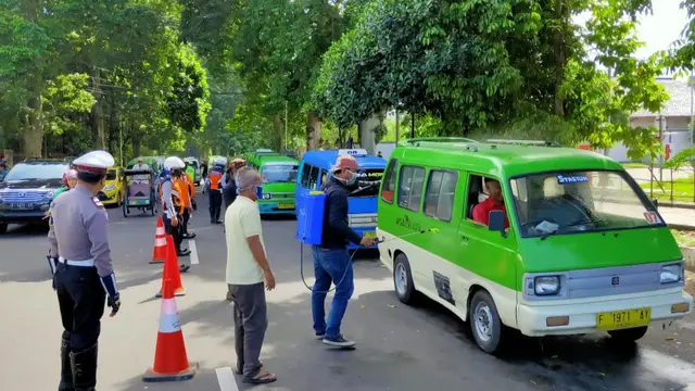 Angkot-angkot di Kota Bogor disemprot cairan disinfektan